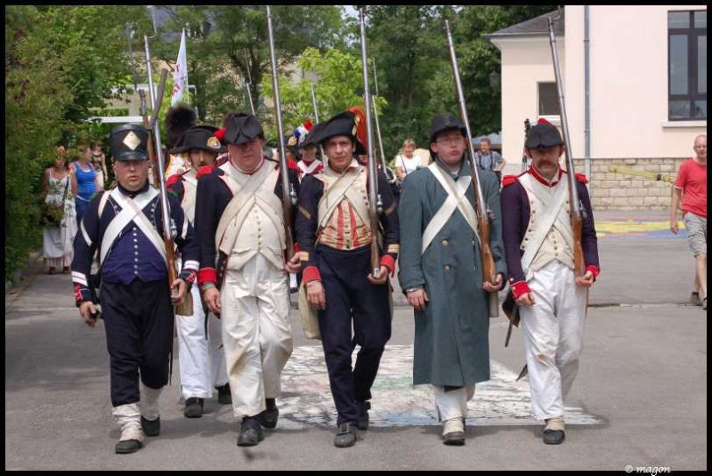 Napoleonic Bivouac в Люксембурге: солдаты в мушкетах и пике идут по улице