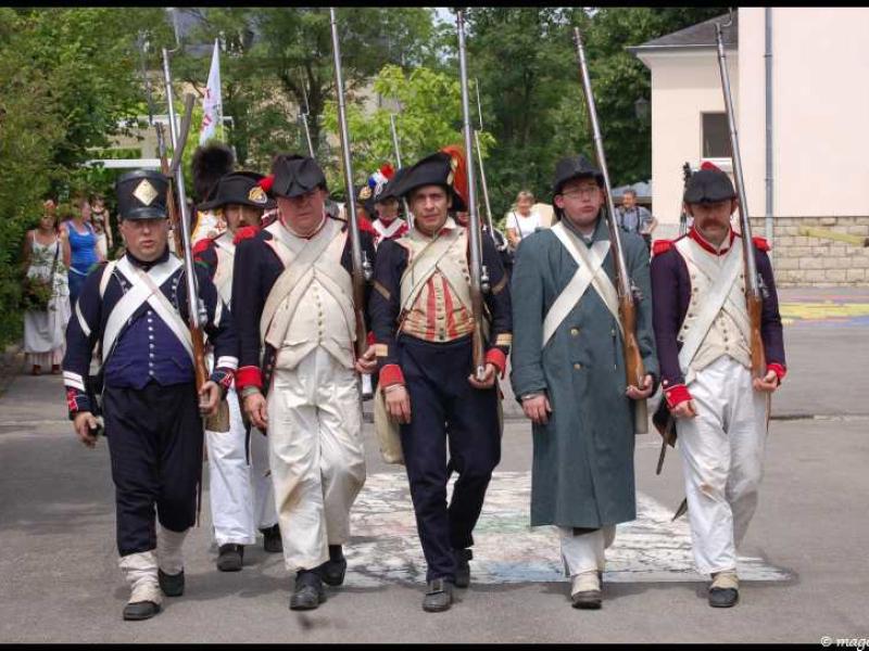 Napoleonic Bivouac в Люксембурге: солдаты в мушкетах и пике идут по улице