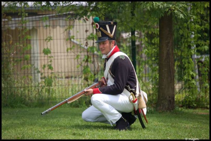 Napoleonic Bivouac в Люксембурге: солдат в позиции на зелёной лужайке