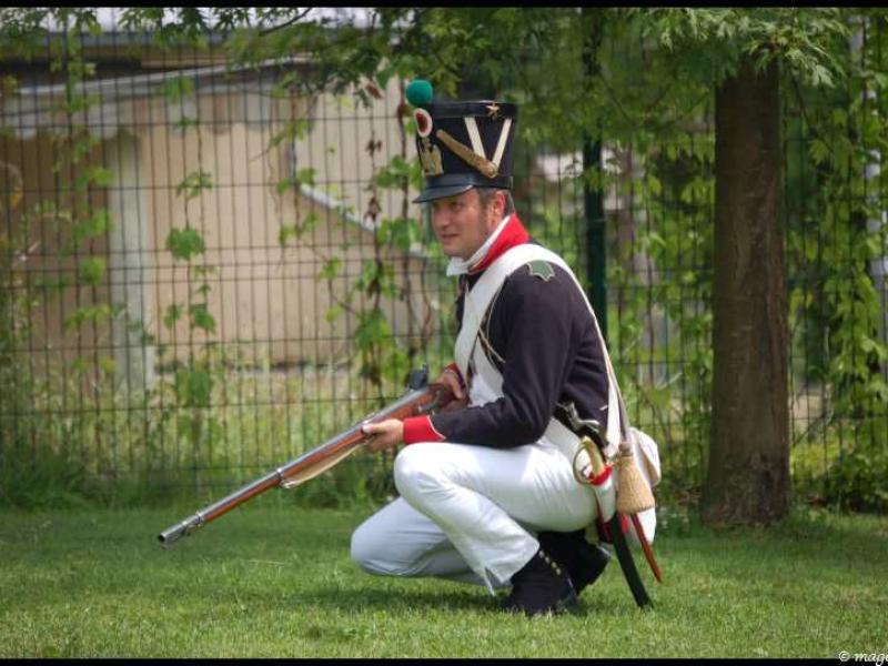 Napoleonic Bivouac в Люксембурге: солдат в позиции на зелёной лужайке