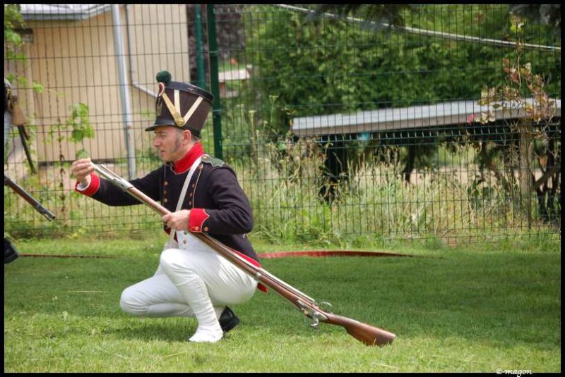 Napoleonic Bivouac в Люксембурге: солдат в костюме эпохи Наполеона у позиции