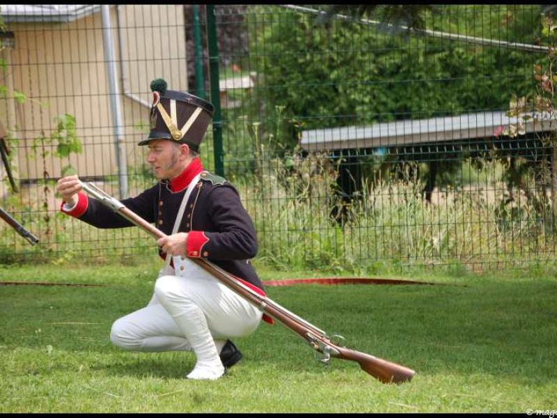 Napoleonic Bivouac в Люксембурге: солдат в костюме эпохи Наполеона у позиции