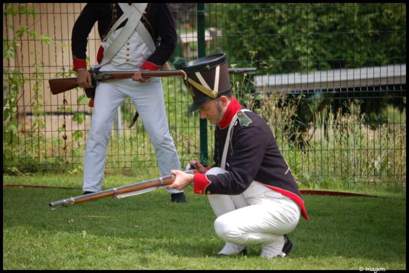 Napoleonic Bivouac в Люксембурге: солдаты в мушкетах на зелёной лужайке
