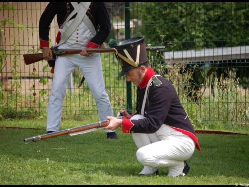 Napoleonic Bivouac в Люксембурге: солдаты в мушкетах на зелёной лужайке