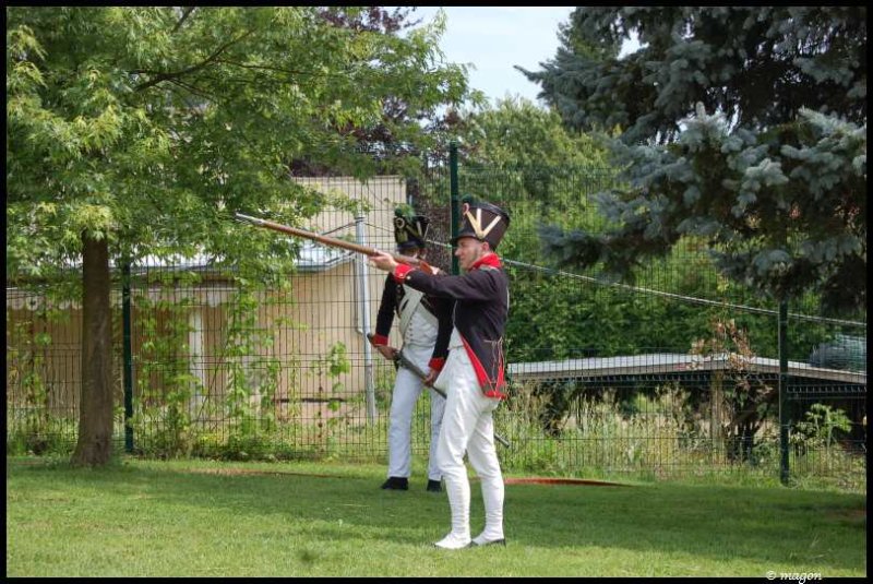 Napoleonic Bivouac в Люксембурге: солдаты в мушкетах на зелёной лужайке
