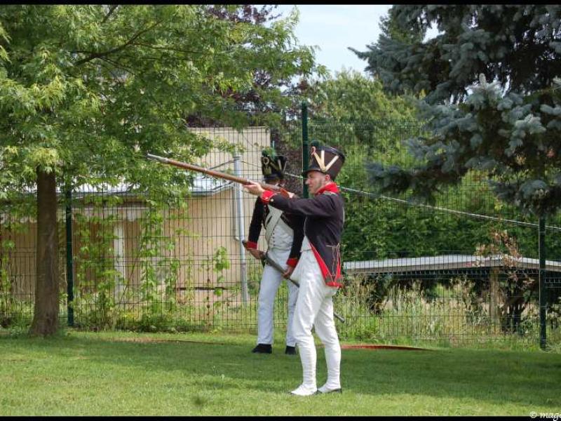 Napoleonic Bivouac в Люксембурге: солдаты в мушкетах на зелёной лужайке