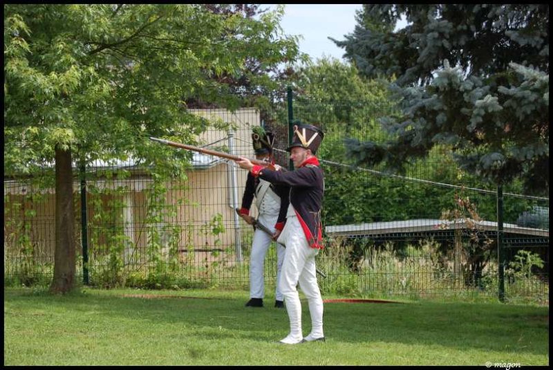 Napoleonic Bivouac в Люксембурге: солдаты в мушкетах на зелёной лужайке