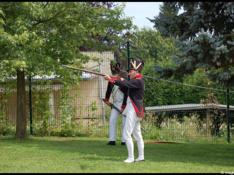 Napoleonic Bivouac в Люксембурге: солдаты в мушкетах на зелёной лужайке