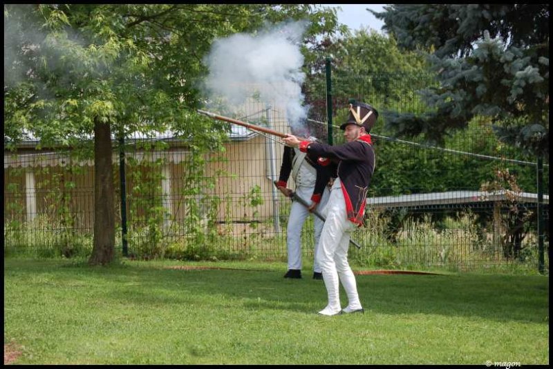 Napoleonic Bivouac в Люксембурге: солдат в чёрно-красной форме стреляет из мушкета