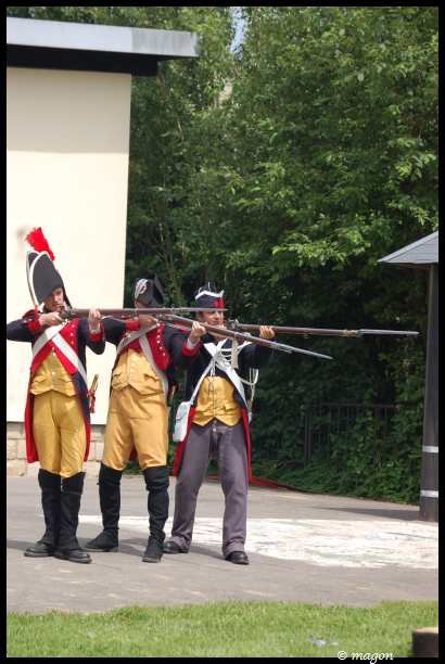 Napoleonic Bivouac в Люксембурге: три солдата в мушкетерских формах 1800-х