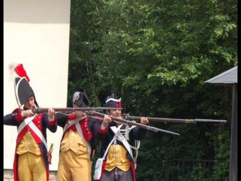 Napoleonic Bivouac в Люксембурге: три солдата в мушкетерских формах 1800-х