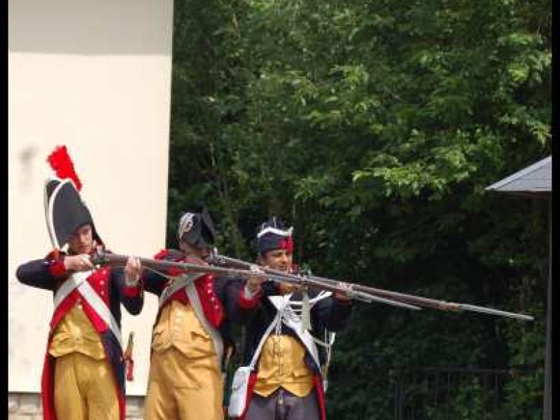 Napoleonic Bivouac в Люксембурге: три солдата в мушкетерских костюмах у здания с белой стеной