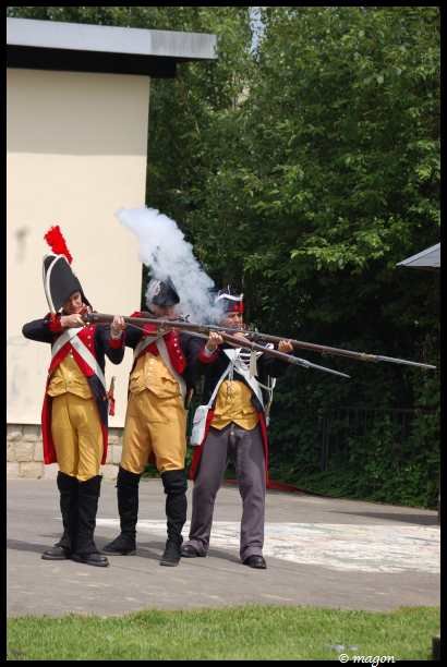 Napoleonic Bivouac в Люксембурге: три солдата в мушкетах с дымом
