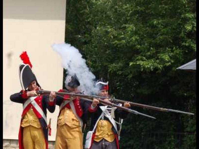 Napoleonic Bivouac в Люксембурге: три солдата в мушкетах с дымом