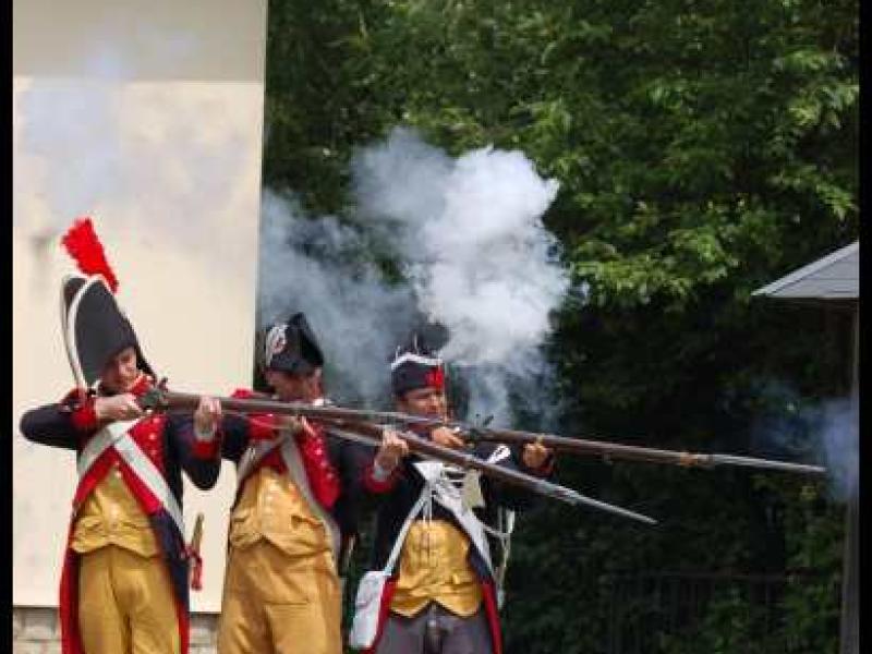 Napoleonic Bivouac в Люксембурге: три солдата в мушкетерских костюмах стреляют под дымом