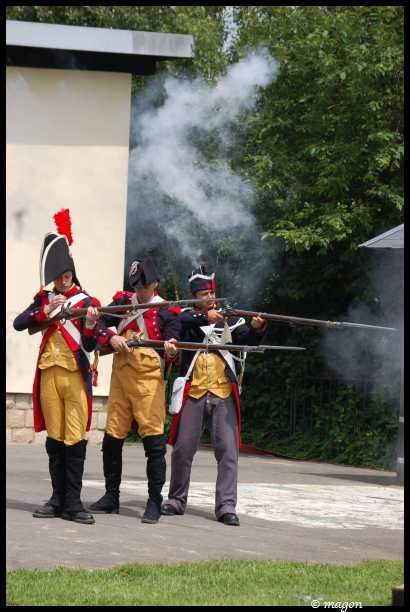 Napoleonic Bivouac в Люксембурге: три солдата в мушкетерских костюмах с палашами и штыками