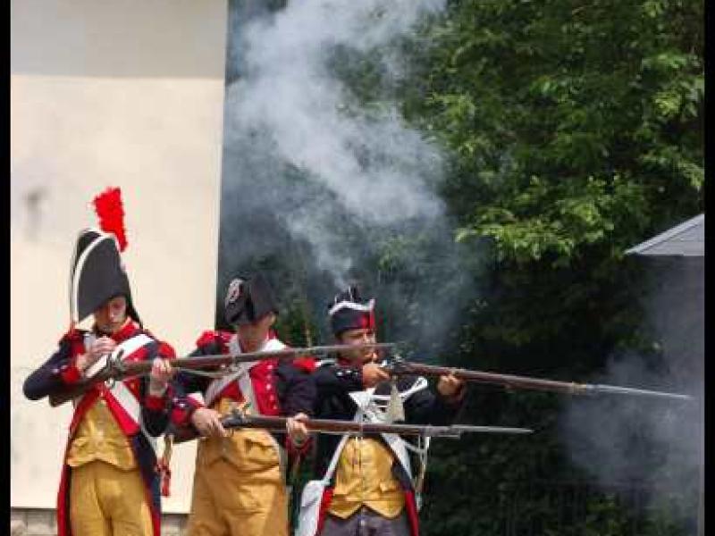 Napoleonic Bivouac в Люксембурге: три солдата в мушкетерских костюмах с палашами и штыками