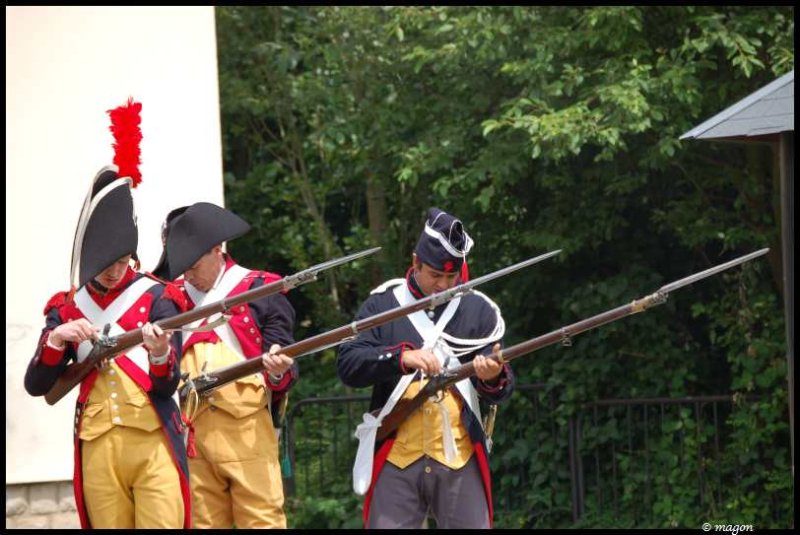 Napoleonic Bivouac в Люксембурге: солдаты в красно-жёлтых мундирах с пиками