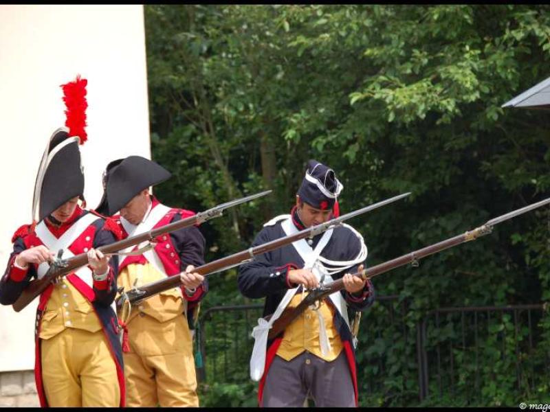 Napoleonic Bivouac в Люксембурге: солдаты в красно-жёлтых мундирах с пиками
