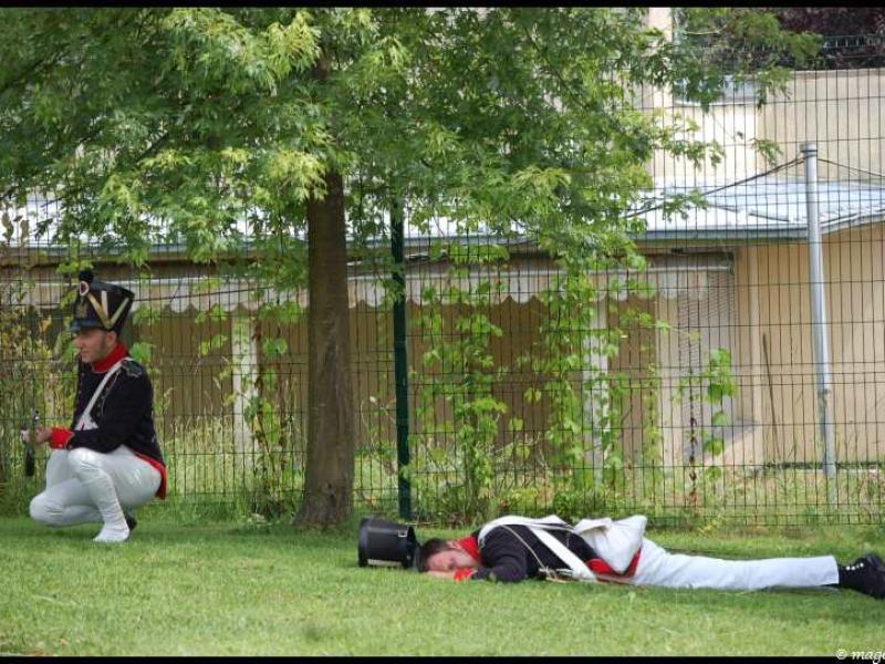 Napoleonic Bivouac в Люксембурге: солдаты в исторических костюмах на зелёной лужайке