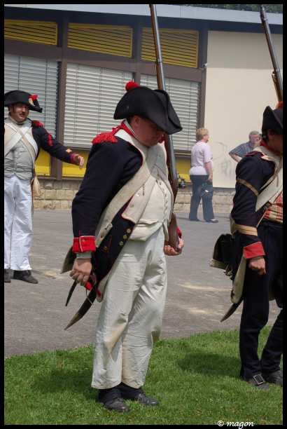 Napoleonic Bivouac в Люксембурге: солдаты в мундирах эпохи Наполеона у здания с жёлтыми жалюзи