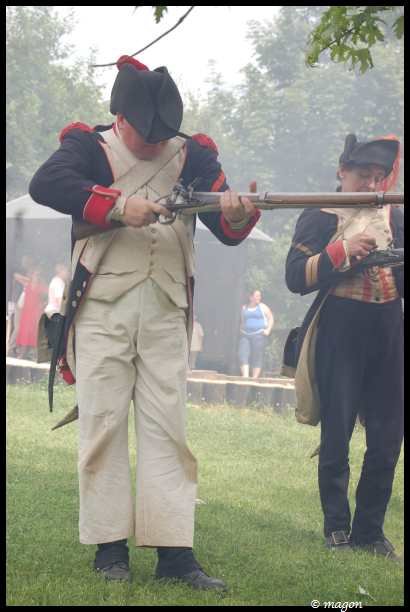 Napoleonic Bivouac в Люксембурге: солдаты в мушкетах на зелёной поляне