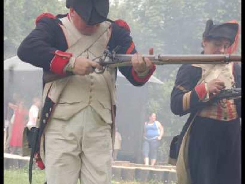 Napoleonic Bivouac в Люксембурге: солдаты в мушкетах на зелёной поляне