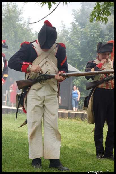 Napoleonic Bivouac в Люксембурге: солдаты в процессе заряжания мушкетов