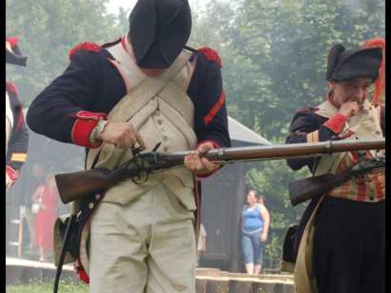 Napoleonic Bivouac в Люксембурге: солдаты в процессе заряжания мушкетов