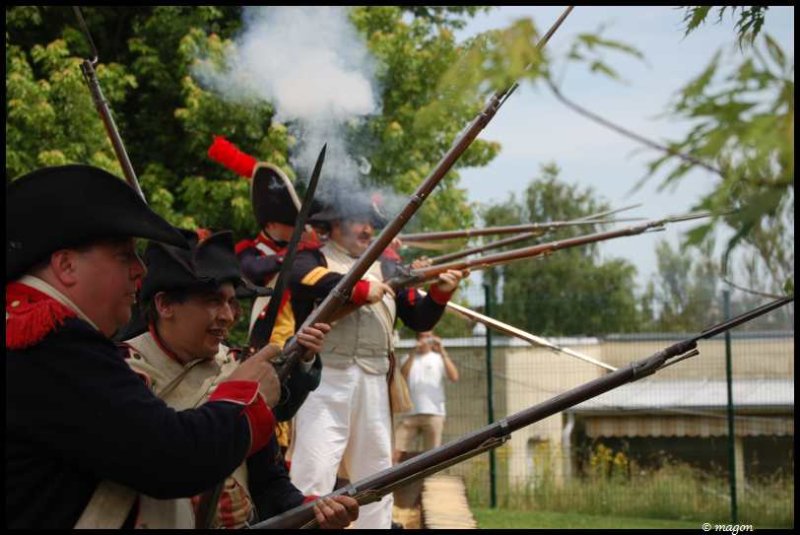 Napoleonic Bivouac в Люксембурге: солдаты в белых штанах и красных фуражках под дымом пушечного выстрела