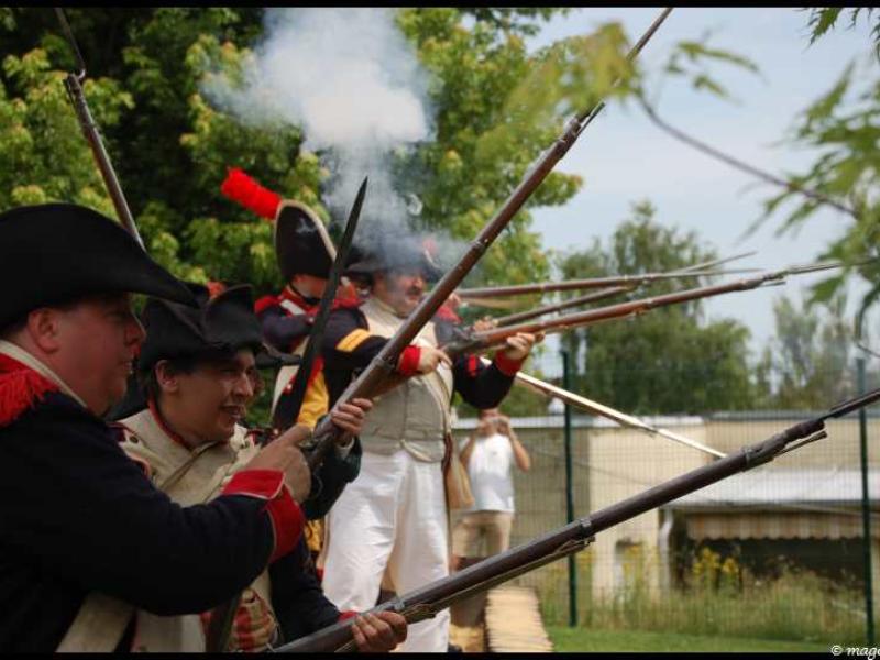 Napoleonic Bivouac в Люксембурге: солдаты в белых штанах и красных фуражках под дымом пушечного выстрела