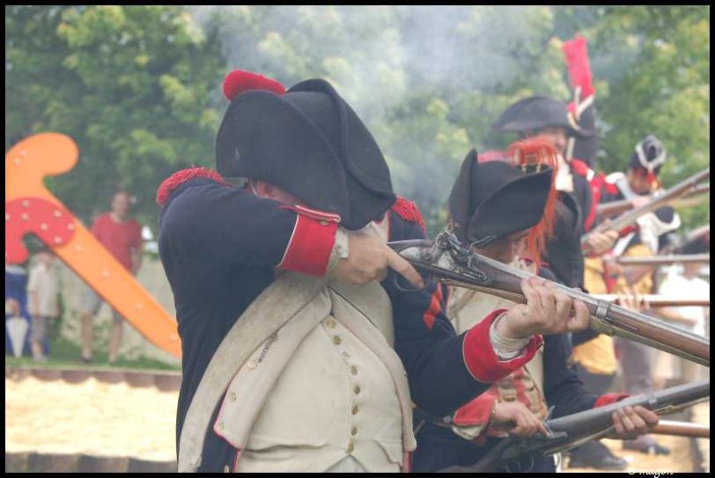 Napoleonic Bivouac в Люксембурге: солдаты в мушкетах и трико