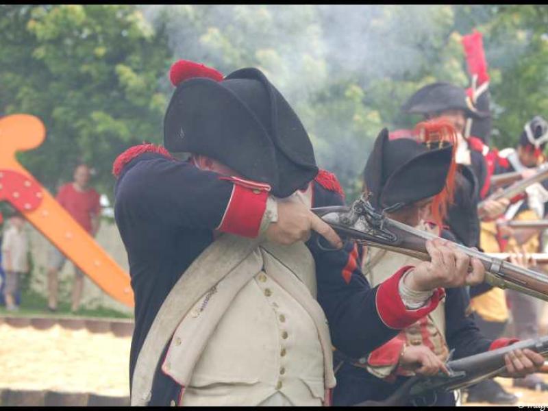 Napoleonic Bivouac в Люксембурге: солдаты в мушкетах и трико