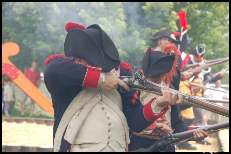 Napoleonic Bivouac в Люксембурге: солдаты в триконах заряжают мушкеты