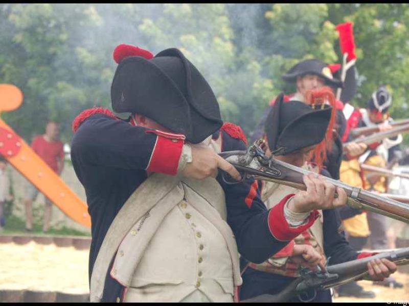 Napoleonic Bivouac в Люксембурге: солдаты в триконах заряжают мушкеты