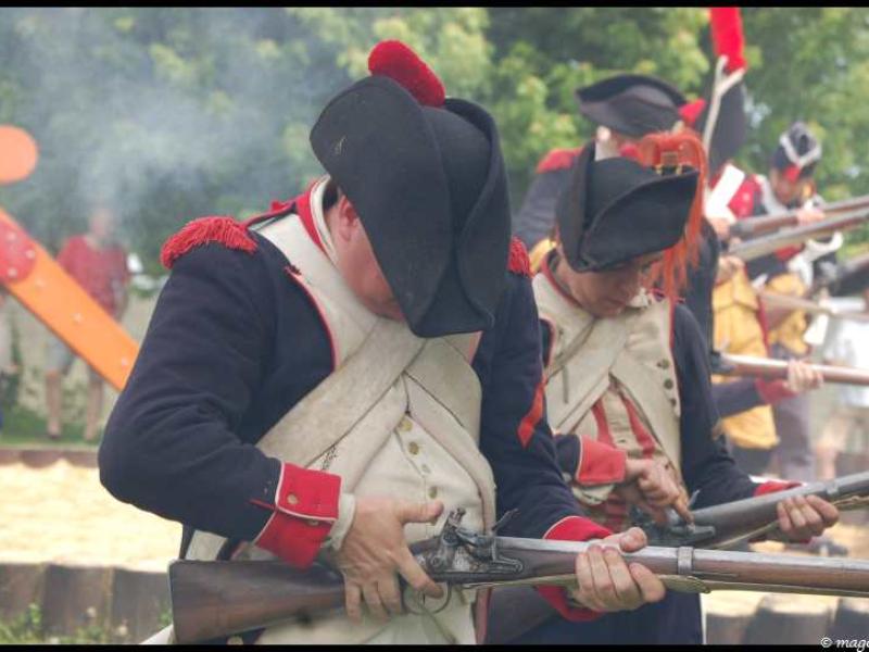 Napoleonic Bivouac в Люксембурге: солдаты в мушкетах и трико