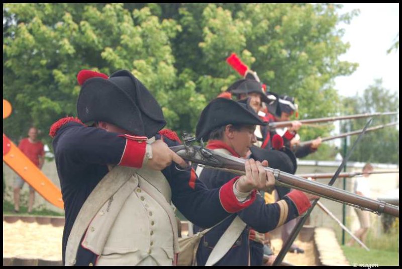 Napoleonic Bivouac в Люксембурге: солдаты в мушкетах на поле боя