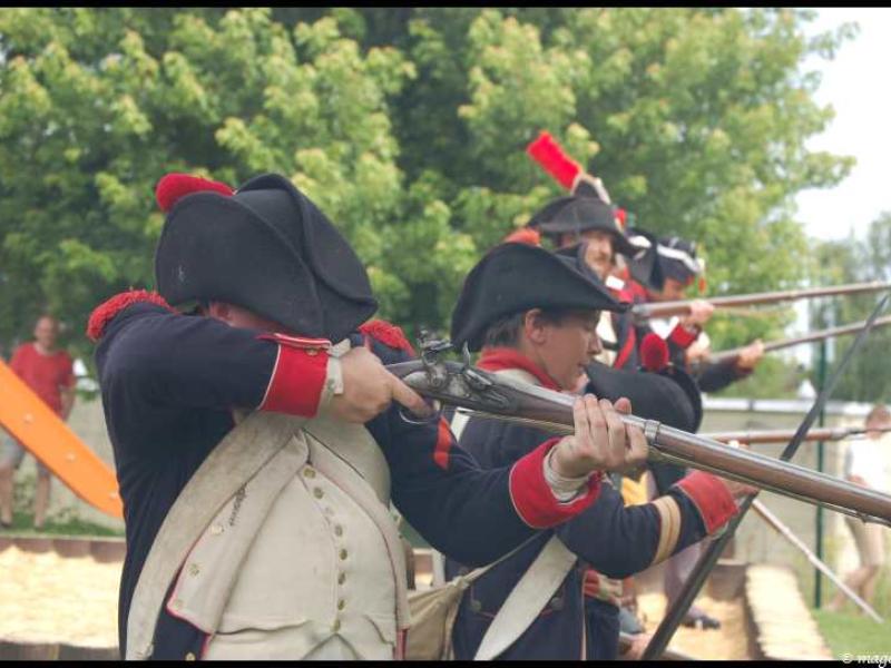 Napoleonic Bivouac в Люксембурге: солдаты в мушкетах на поле боя