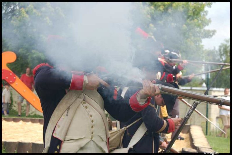 Napoleonic Bivouac в Люксембурге: солдаты в мушкетах под дымом