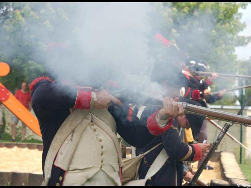 Napoleonic Bivouac в Люксембурге: солдаты в мушкетах под дымом