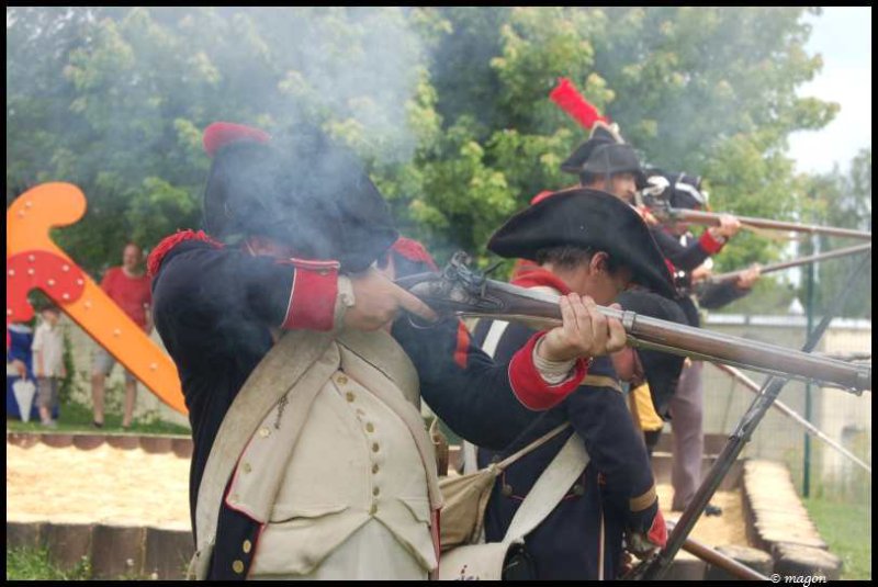 Napoleonic Bivouac в Люксембурге: солдаты в мушкетах и дыме