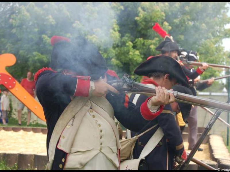 Napoleonic Bivouac в Люксембурге: солдаты в мушкетах и дыме
