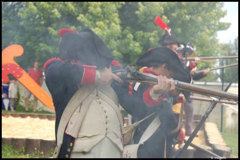 Napoleonic Bivouac в Люксембурге: солдаты в мушкетах на поле боя