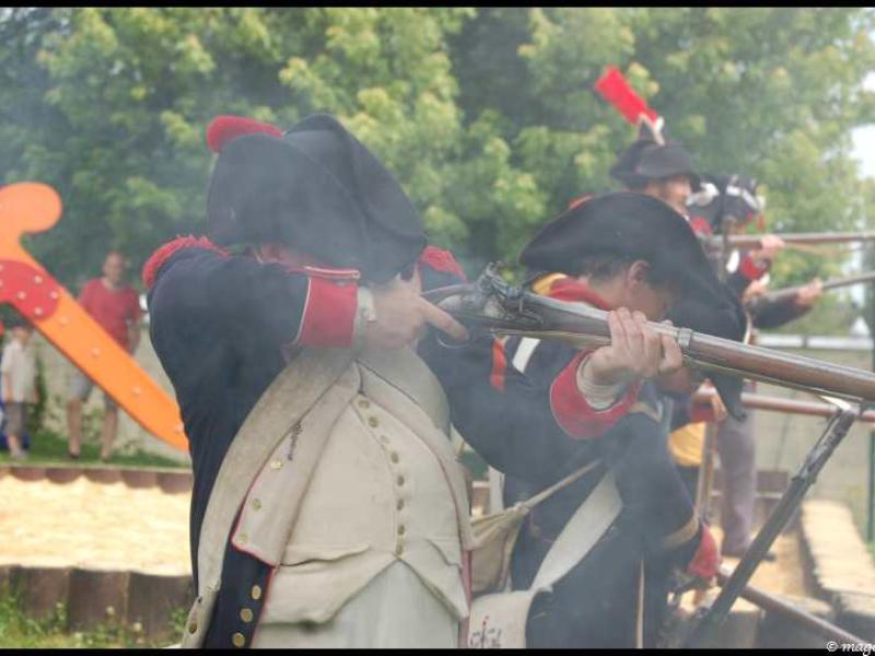 Napoleonic Bivouac в Люксембурге: солдаты в мушкетах на поле боя