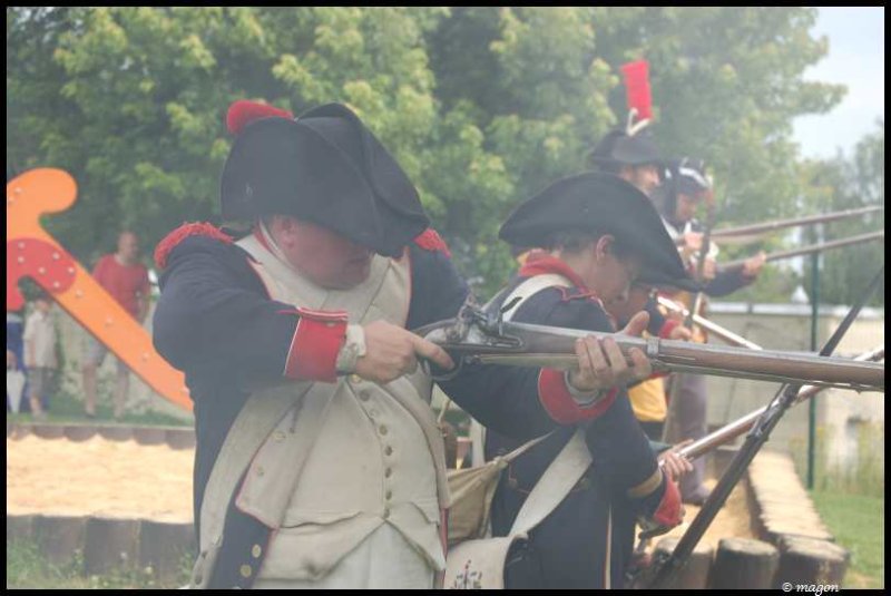 Napoleonic Bivouac в Люксембурге: солдаты в мушкетах на поле боя