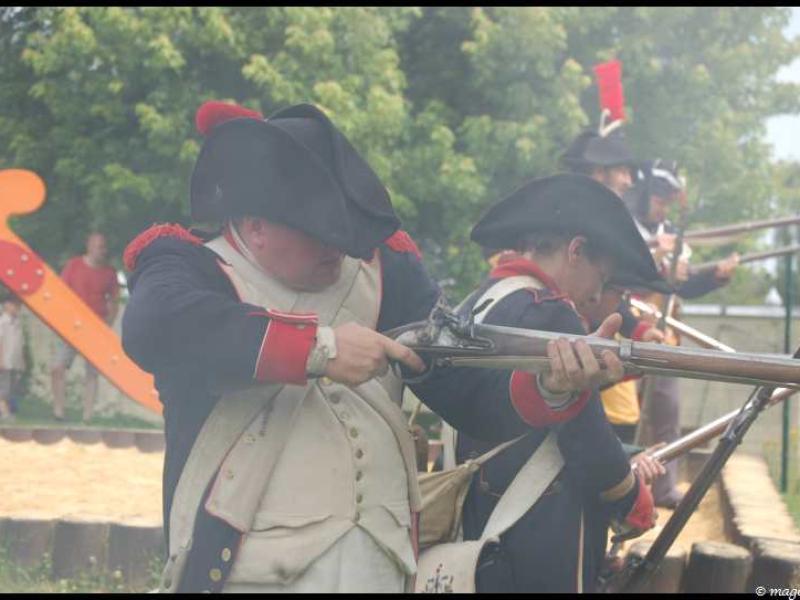 Napoleonic Bivouac в Люксембурге: солдаты в мушкетах на поле боя