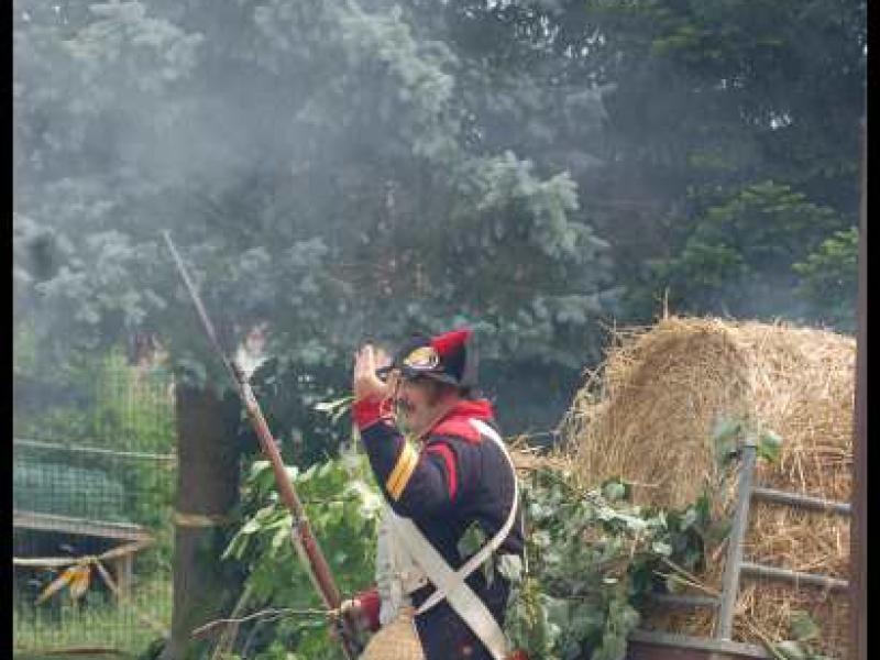 Napoleonic Bivouac в Люксембурге: солдат в мундире 1810-х у сена и веток