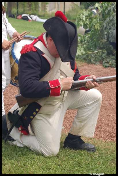 Napoleonic Bivouac в Люксембурге: солдат в позиции, ружьё на колене