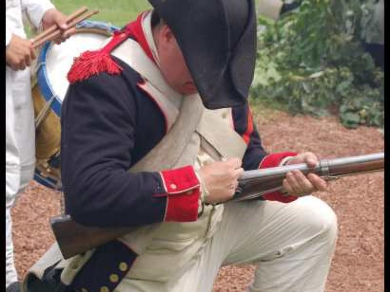 Napoleonic Bivouac в Люксембурге: солдат в позиции, ружьё на колене