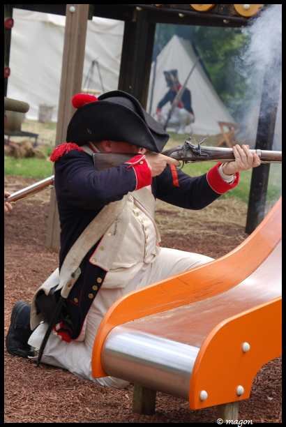 Napoleonic Bivouac в Люксембурге: солдат в трико и белом френче на детской площадке